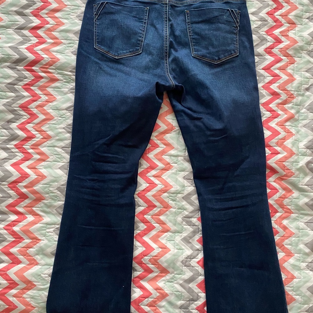 Like new Apt 9 sz 12 tummy control bootcut jeans